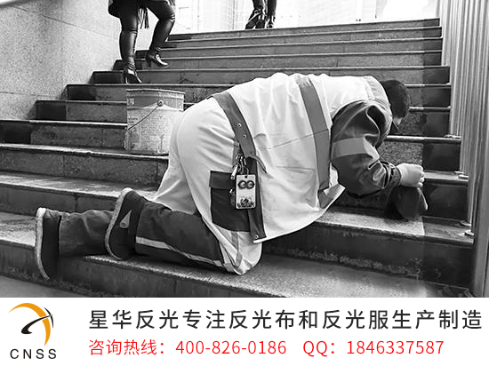 环卫工跪地擦洗台阶死角 感动众人
