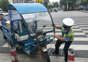 车辆突然罢工休息 身穿反光背心的交警帮忙推车